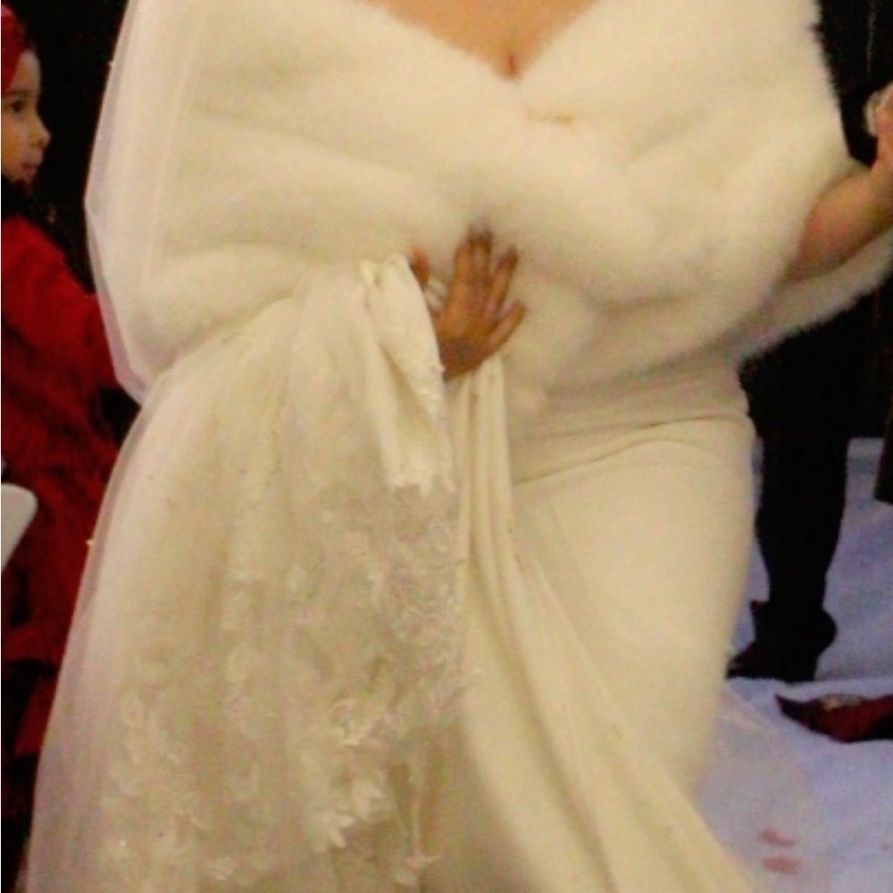 Luxurious Cream Wedding Dress with Faux Fur Wrap